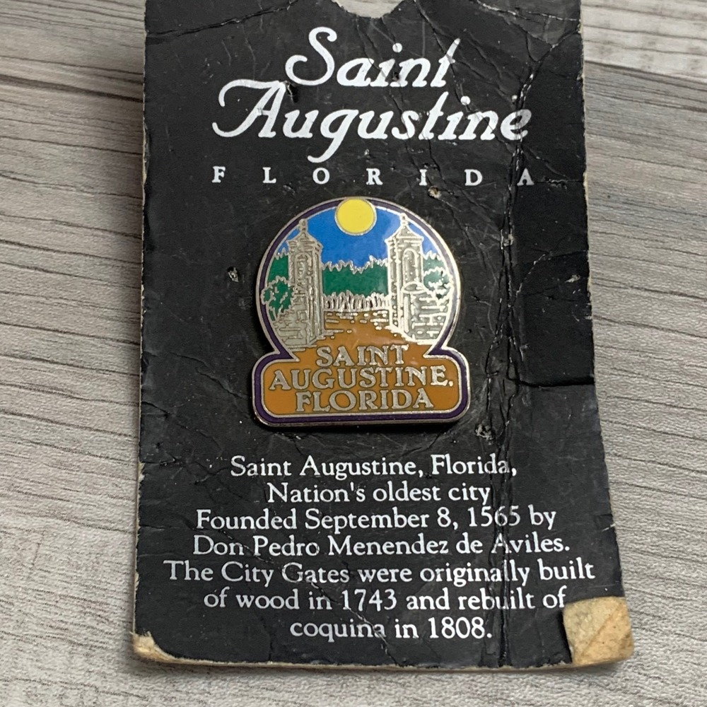 Vintage Saint Augustine Florida City Gates Enamel Souvenir Lapel Pin 5142